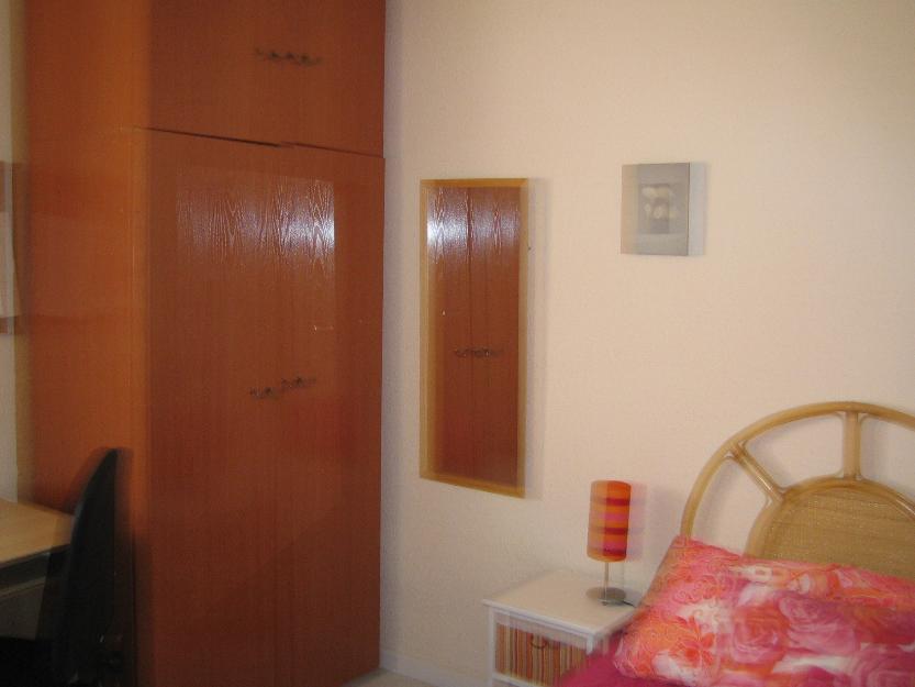 Spanish family rent two rooms for students girls