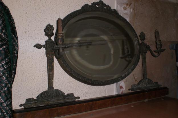 Vendo espejo antiguo  con unos 200 años .  de cómoda  tallado  y bronce  .