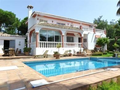 Chalet con 4 dormitorios se vende en Marbella, Costa del Sol