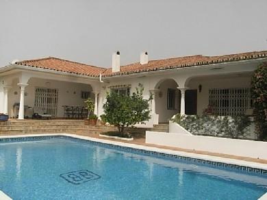 Chalet con 4 dormitorios se vende en Marbella, Costa del Sol
