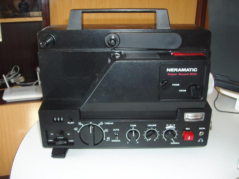 Vendo equipo de proyección compuesto por un proyector, una pantalla y una moviola.