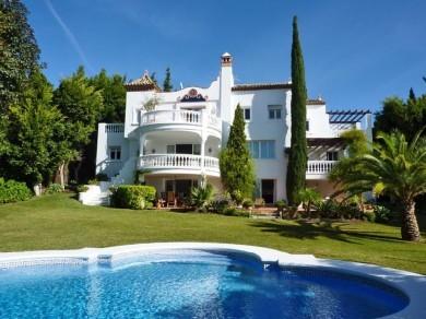 Chalet con 5 dormitorios se vende en Estepona, Costa del Sol