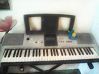 Teclado Yamaha psr-323 con stand(precio negociable)