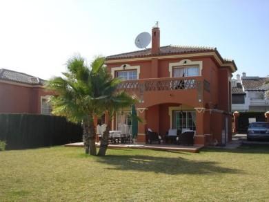 Chalet con 3 dormitorios se vende en Estepona, Costa del Sol