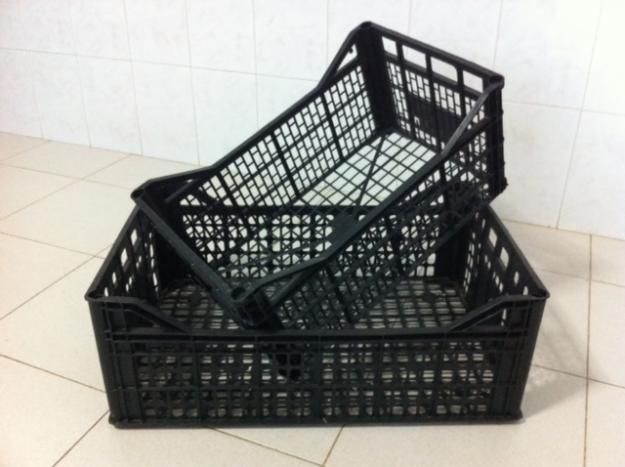 Se venden cajas de plástico para fruta o verdura.