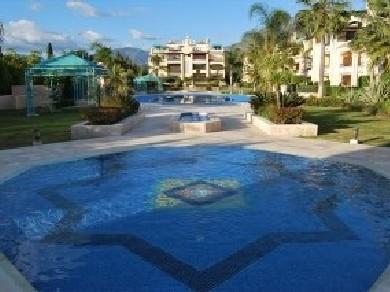 Apartamento con 3 dormitorios se vende en Marbella, Costa del Sol