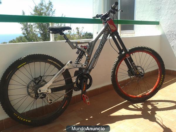 Se vende bici de descenso norco del año 2008