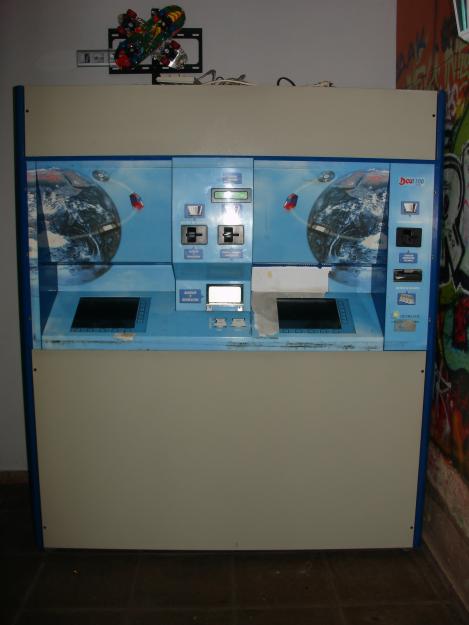 Máquina expendedora de peliculas DVD, marca VDE, con dos selectores tactiles.