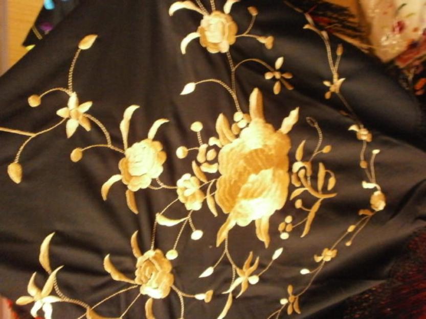 Mantón de Manila Negro Bordado. NUEVO