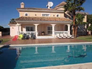 Chalet con 5 dormitorios se vende en Estepona, Costa del Sol