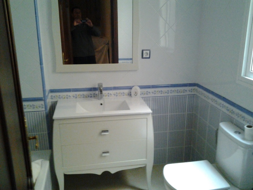 mueble de baño de estilo francés en color blanco