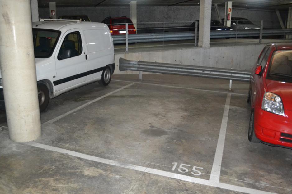 Gran plaza de parking en venta; para coche grande y moto