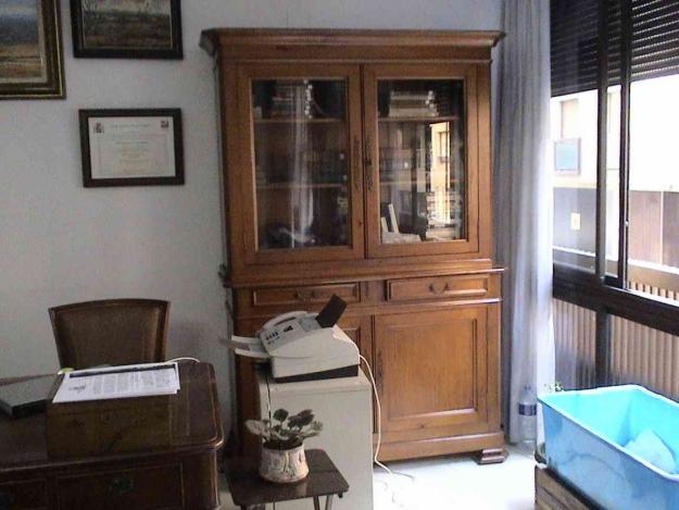 Se vende armario de la madera autentica.  Precio 1000 euros.