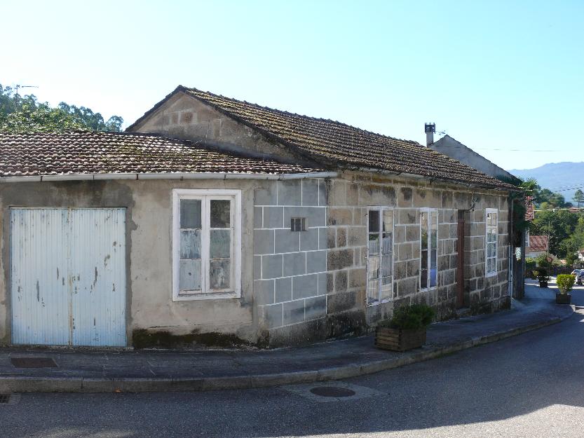 Casa de piedra con terreno en el centro de Mondariz Balneario