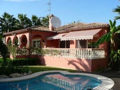 Chalet con 4 dormitorios se vende en Marbella, Costa del Sol