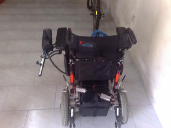 silla de ruedas electrica semi-nueva para zurdos