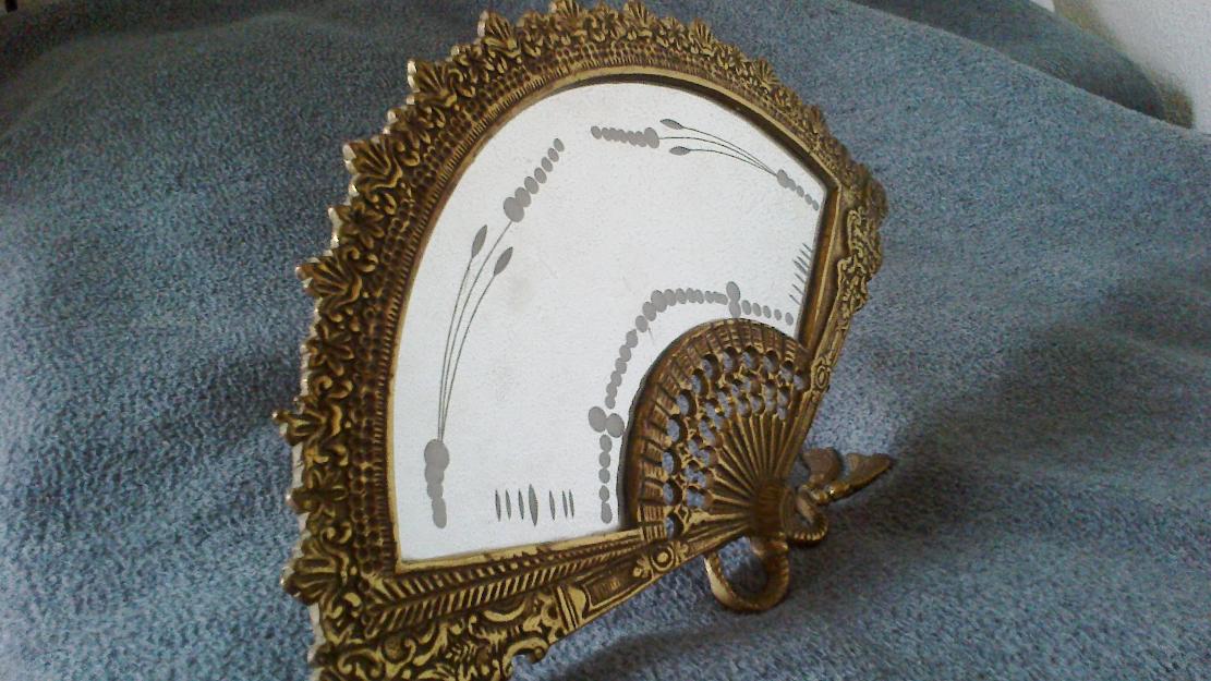 Espejo-abanico de bronce