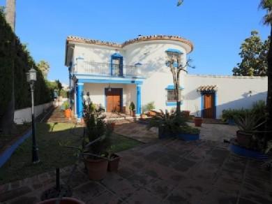 Chalet con 7 dormitorios se vende en Marbella, Costa del Sol