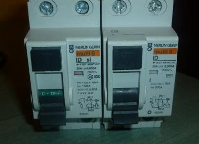 vendo 1 interruptor diferencial SI (super inmunizado) 25 A+ 1 interruptor diferencial 25A