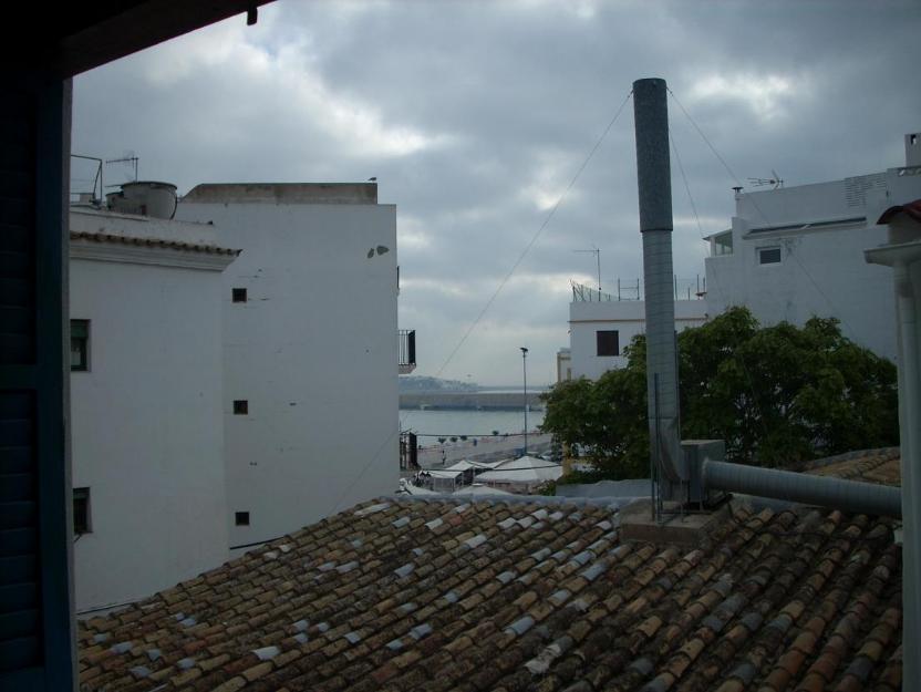 Precioso y particular duplex con terraza con vistas al mar.