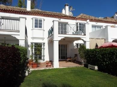 Adosado con 4 dormitorios se vende en Marbella, Costa del Sol