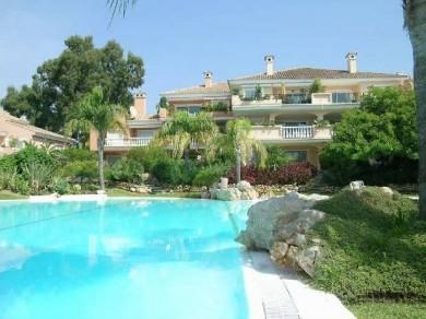 Apartamento con 2 dormitorios se vende en Marbella, Costa del Sol
