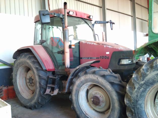 Tractor Case MX100 Con equipo de agua y Aperos de labranza compuestos por
