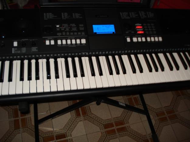 SE VENDE YAMAHA PSR E 423 TECLADO PORTATIL ( Nuevo ) por 200 Euros