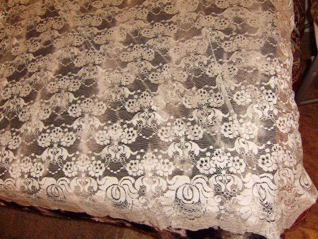 Vendo mantilla de blonda en blanco roto/marfil