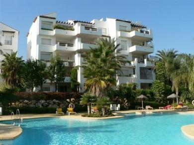 Apartamento con 3 dormitorios se vende en Estepona, Costa del Sol