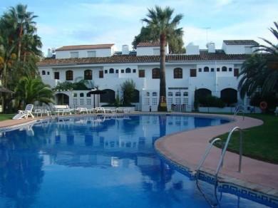 Adosado con 3 dormitorios se vende en Estepona, Costa del Sol