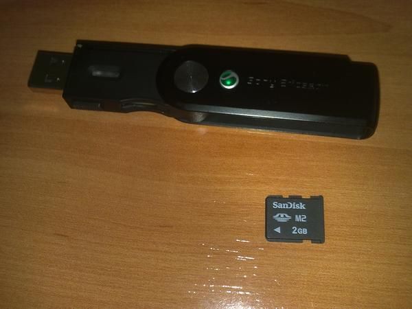 Lector de tarjetas de memoria M2 de Sony ericsson + Tarjeta de memoria M2 2 GB