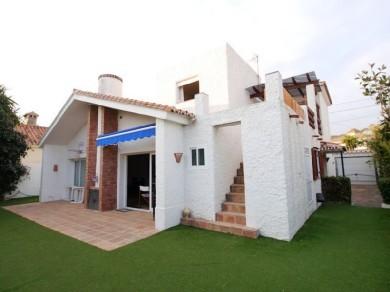 Chalet con 3 dormitorios se vende en Marbella, Costa del Sol