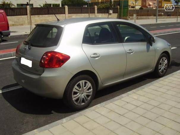 vendo por tener coche de empresa TOYOTA AURIS LUNA D4D 1.4 90 CV 5 puertas con Climatizado