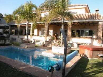 Chalet con 6 dormitorios se vende en Marbella, Costa del Sol