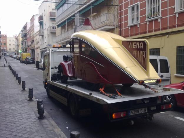 Grúa con coche de época