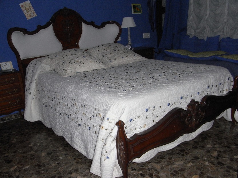 MAS REBAJADO. Chollo cama de reyes con sus mesitas. rebajado