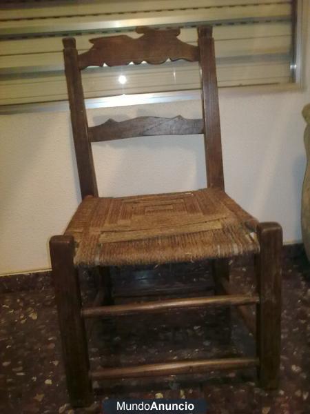 silla muy antigua ensogada y madera de morera.