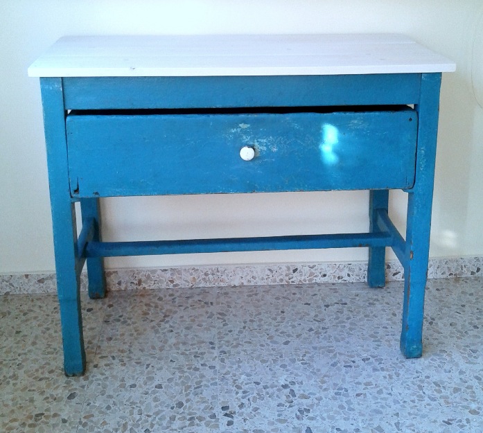 mesa del pan antigua, restaurada en perfecto estado