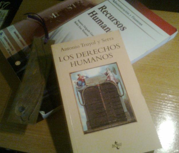 Los Derechos Humanos, de Truyol y Serra+libro recursos humanos+chanclas