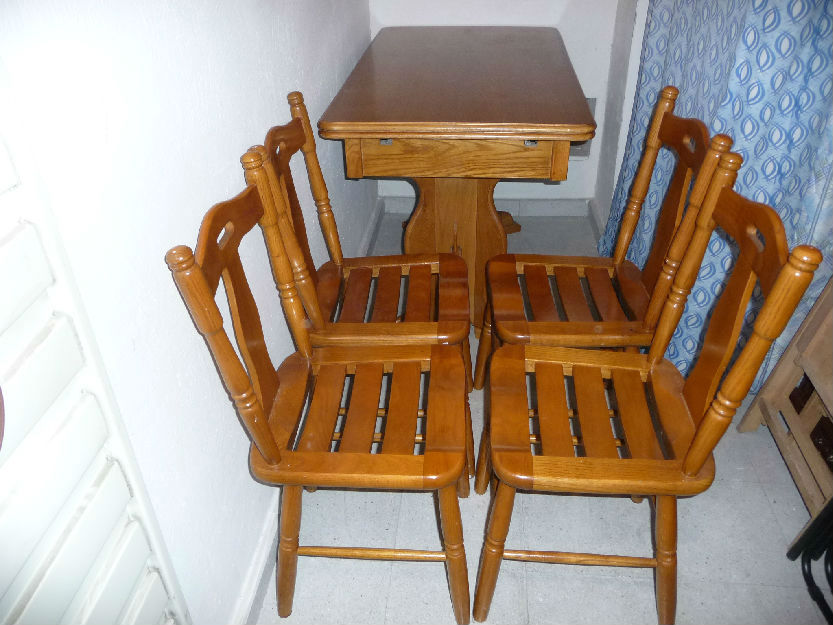 Magnifica mesa y 4 sillas de roble macizo