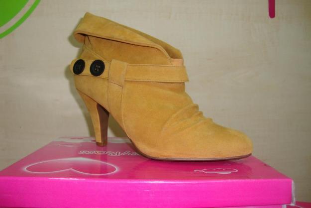 Liquidacion de 320 pares de zapatos.  2.500€