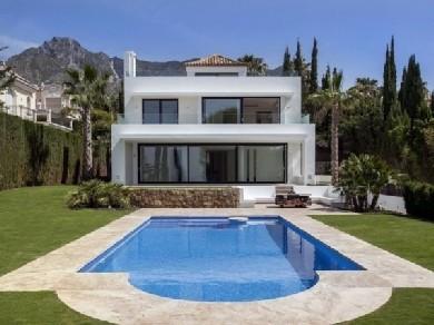 Chalet con 5 dormitorios se vende en Marbella, Costa del Sol