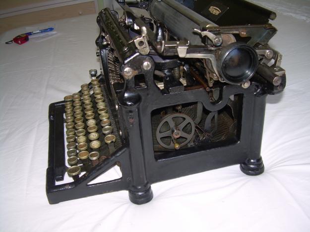 Antigua máquina de escribir de 1920-30