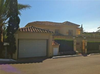 Chalet con 5 dormitorios se vende en Marbella, Costa del Sol