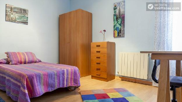 Rooms available - Cool 3-bedroom apartment in historic Carabanchel