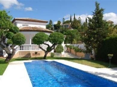 Chalet con 3 dormitorios se vende en Marbella, Costa del Sol