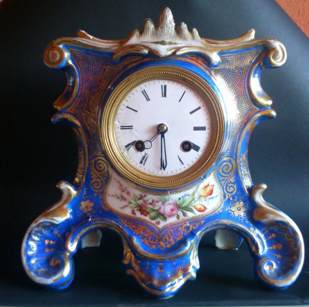 Reloj de porcelana siglo xviii con sonería