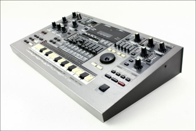 Roland mc 505 (sampler, synte, drum. . . . )