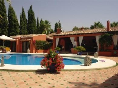 Chalet con 13 dormitorios se vende en Marbella, Costa del Sol